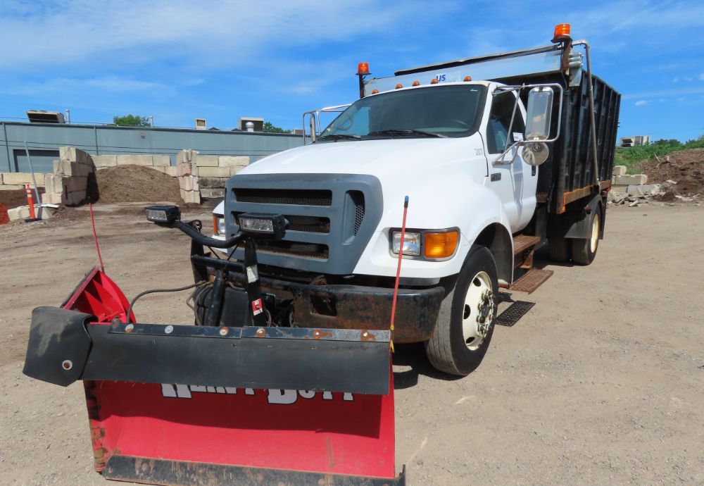 2005 Ford F-750 S/A Dump Truck 10' Boss V-Plow Spreader Box A/T AC