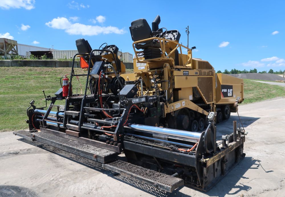 2011 Caterpillar AP-1055D Tracked Asphalt Paver 10'-20' Screed Generator